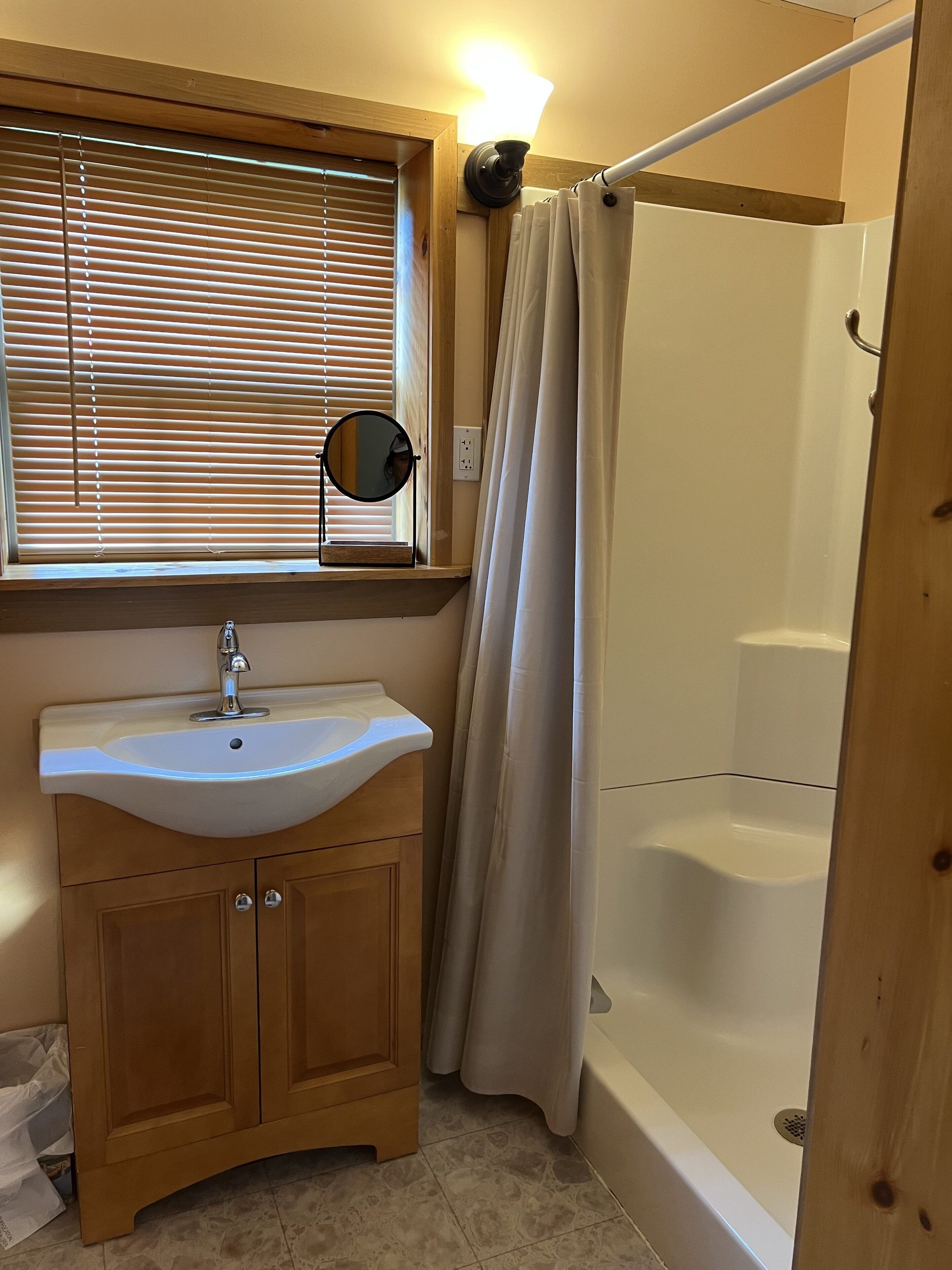 Een douche, gratis toiletartikelen, een haardroger, handdoeken