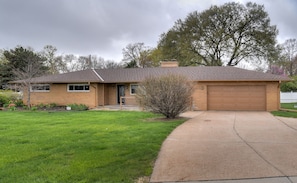 Front of house - Charming Ranch House With Excellent Location, Comfortable and Cozy, Free WIFI (Omaha)