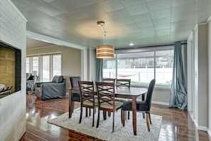 Dining Room - Charming Ranch House With Excellent Location, Comfortable and Cozy, Free WIFI (Omaha)