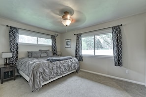Master Bedroom - Charming Ranch House With Excellent Location, Comfortable and Cozy, Free WIFI (Omaha)