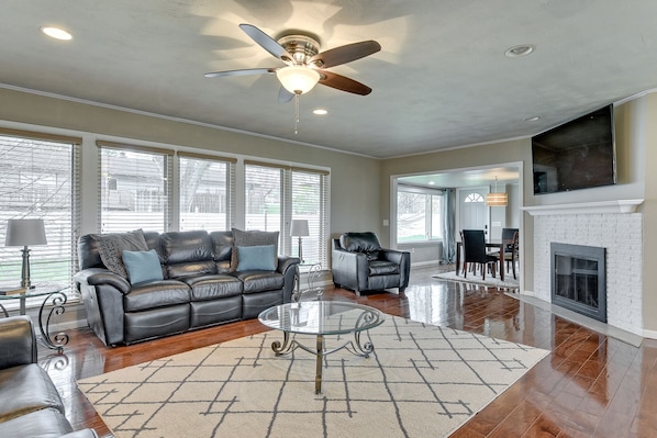 Living Room - Charming Ranch House With Excellent Location, Comfortable and Cozy, Free WIFI (Omaha)
