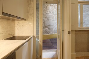 Refrigerador, microondas, horno y tetera eléctrica 