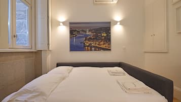 Tabla de planchar con plancha, wifi gratis y ropa de cama