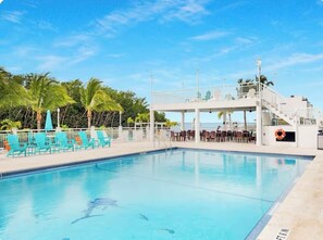 حمّام سباحة خارجي، حمّام سباحة مُدفَّأ