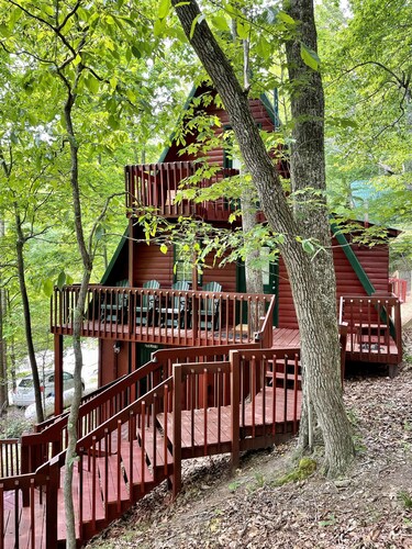 Chalet style cabin with loft bedroom, hot tub and internet