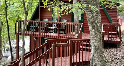 Chalet style cabin with loft bedroom, hot tub and Wi-Fi in Red River Gorge