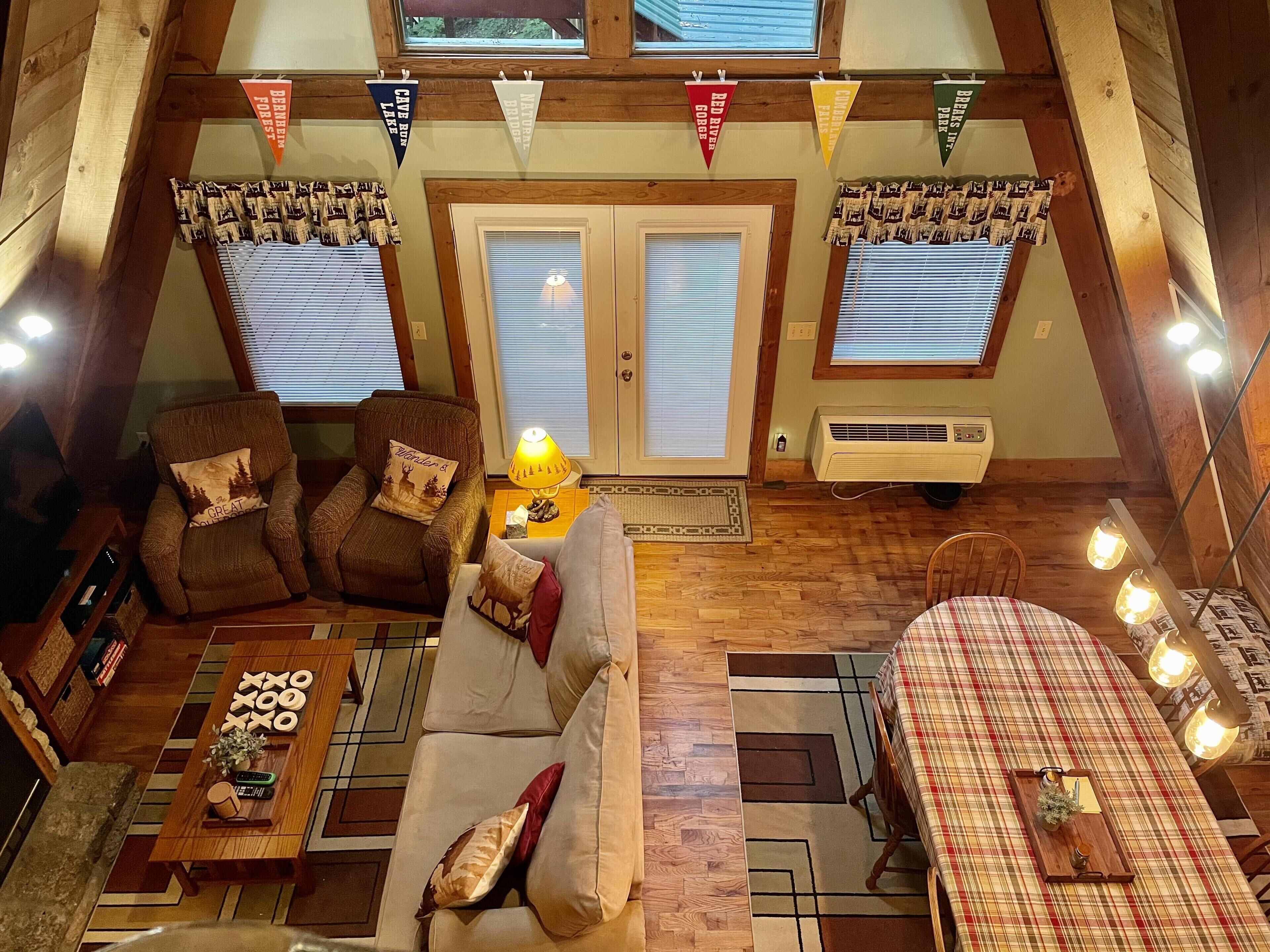 Chalet style cabin with loft bedroom, hot tub and internet