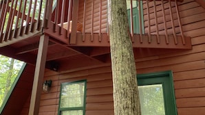 Eine Holzhütte mit Balkon und Tür.