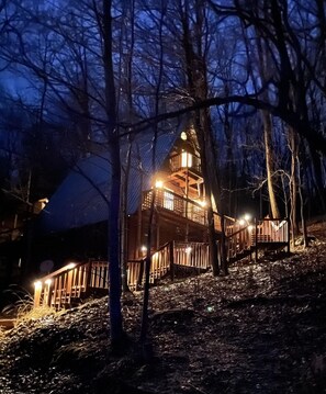 Exterior - Chalet style cabin with loft bedroom, hot tub and internet (Stanton)