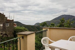 Outdoor dining - Casa Vacanze Tra Le Mura Salvia -Levanto 5 Terre- (Liguria)
