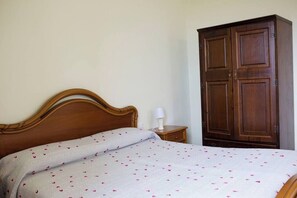 2 bedrooms, iron/ironing board, WiFi