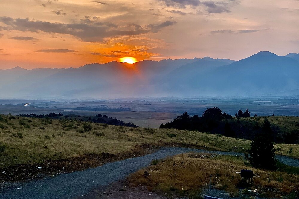 YELLOWSTONE MOUNTAIN PARADISE VALLEY VIEWS-2 BR The Buffalo suite