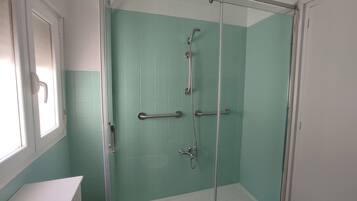 Dusche, Haartrockner, Bidet, Handtücher