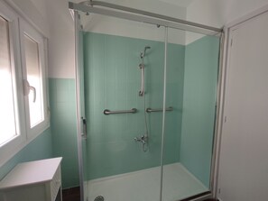 Dusche, Haartrockner, Bidet, Handtücher