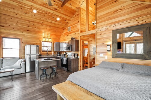 Hocking Hills Cabin ~ The Pinot - Up to 6 Guests - Hot Tub-Firepit-Wifi