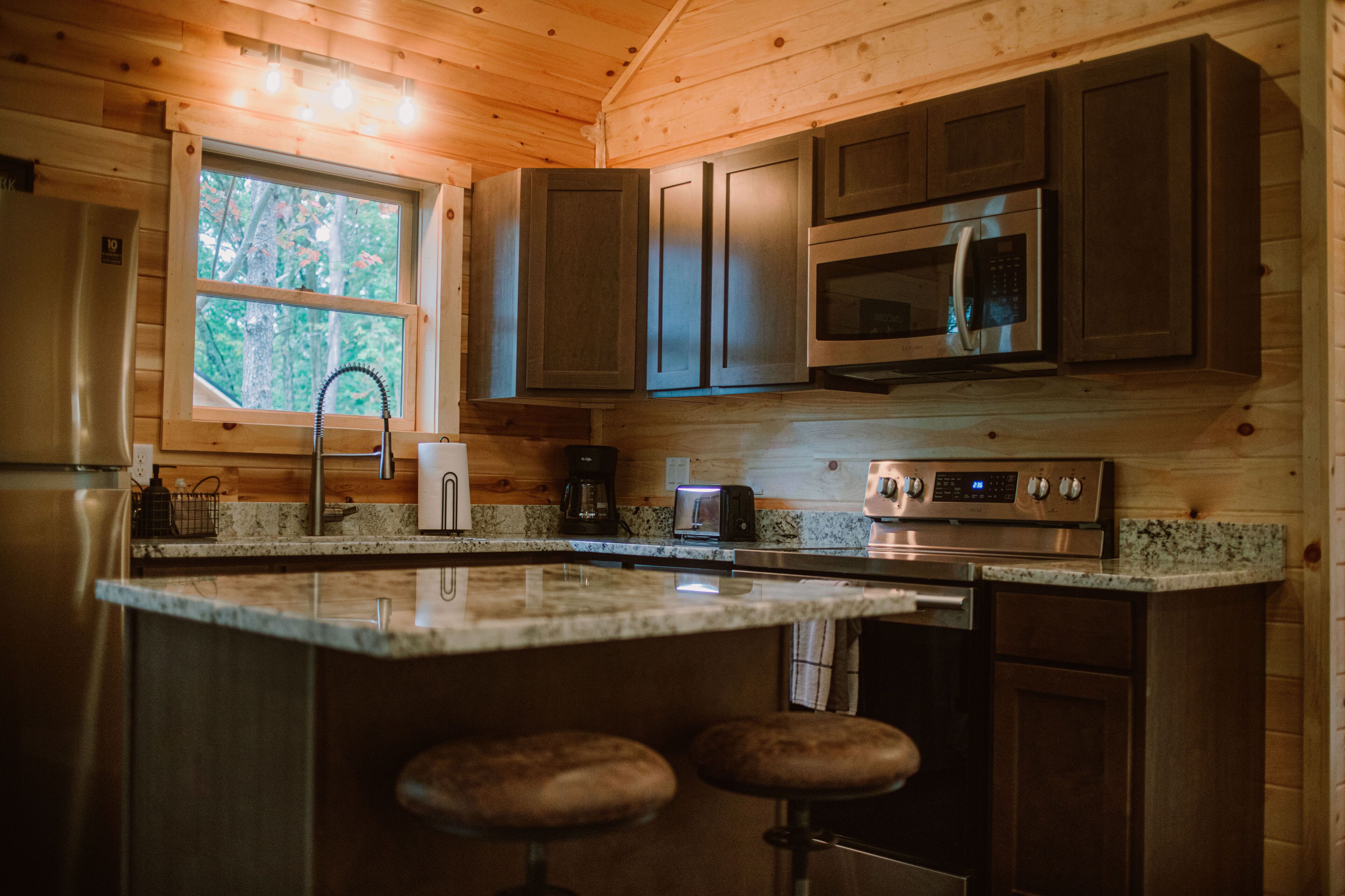 Pinot Cabin ~ Hocking Hills > Firepit, Hot tub, Wifi, Hiking, Fishing