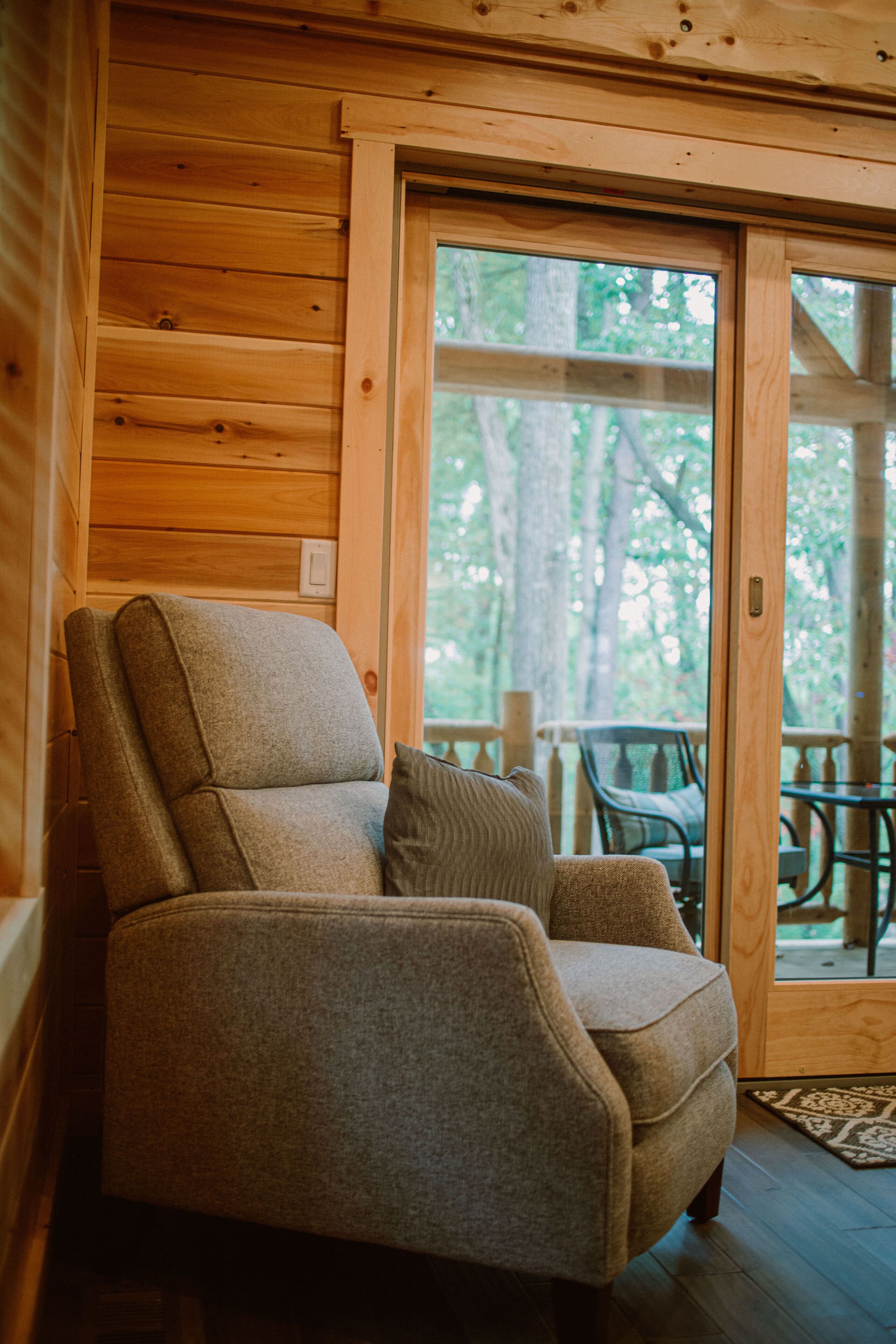 Pinot Cabin ~ Hocking Hills > Firepit, Hot tub, Wifi, Hiking, Fishing