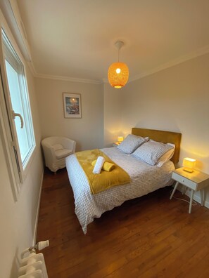 5 chambres, fer et planche à repasser, lit de bébé portatif