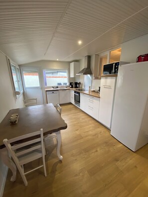 Fridge, microwave, oven, stovetop - Gîte de Clairville, Family house with seaside pool (Erquy)