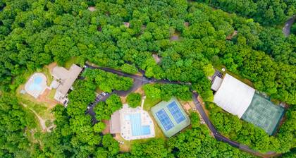 Popular Golf Resort w/pickleball, tennis, pools, lake, trails & tavern.