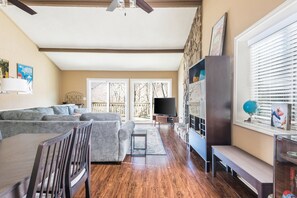 Smart TV, fireplace, books, offices