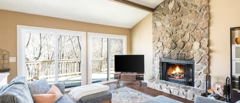 Smart-TV, Kamin, Bücher, Arbeitsbereiche