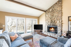 Smart TV, fireplace, books, offices - Cutest place ever! Fun Airline decor will make you smile! Huge deck! (Jasper)
