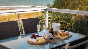 Outdoor dining - Wave and See - 53 Gold Coast Drive (Carrickalinga)
