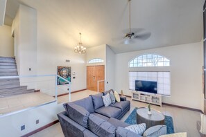 Smart TV, fireplace, Netflix, streaming services