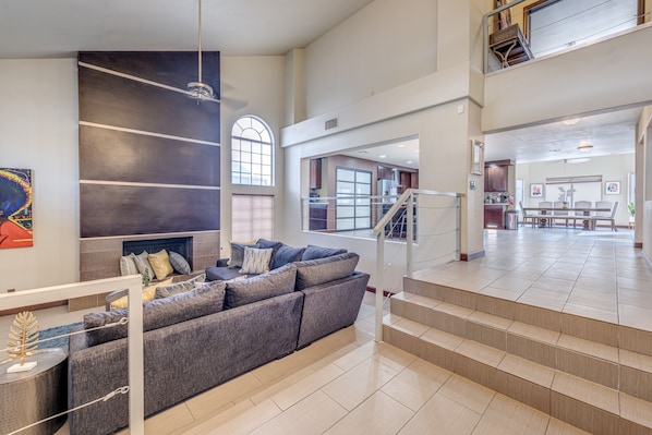 Smart TV, fireplace, Netflix, streaming services