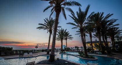 Top Floor Condo with Gulf and Bay Views, Gorgeous Sunsets, Walk to Beach!