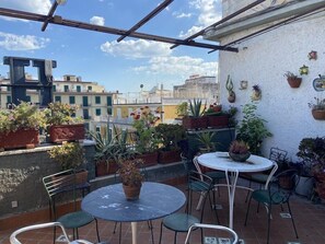 Outdoor dining - Up Hotel (Naples)