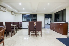 Restaurant - Reddoorz @ Buah Batu (Bandung)