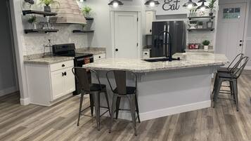 KylskÄp, mikrovÄgsugn, ugn och spishÀll