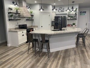 ثلاجة، ميكروويف، فرن، موقد طهي مسطح