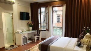 A hotel room with a bed, a desk, a chair, and a TV. - Trang Trang Premium Hotel (Hanoi)