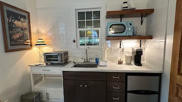 KĂŒhlschrank, Mikrowelle, Wasserkocher mit Kaffee-/Teezubehör, Toaster