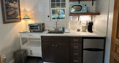 Updated Guest House in Beaufort Historic District--Walkable to Front Street!