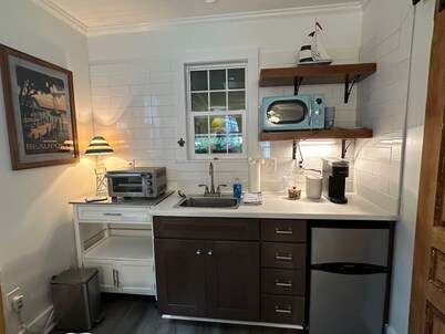 Updated Guest House  in Beaufort Historic District--Walkable to Front Street!  