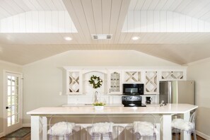 Fridge, oven, stovetop, coffee/tea maker