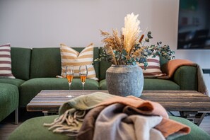 تلفزيون ذكي، مدفأة، ستيريو