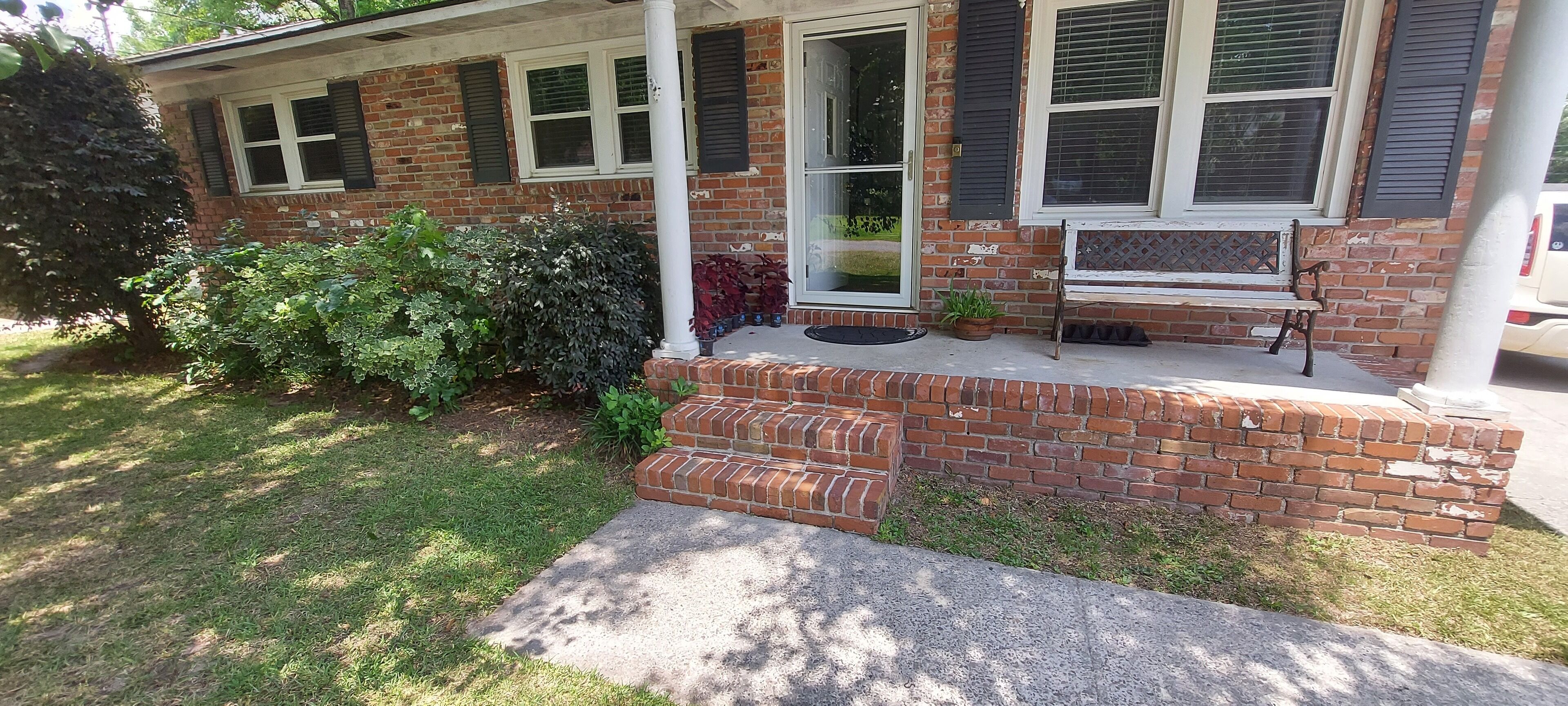 Comfy,friendly getaway in the laid back town of Hanahan. 