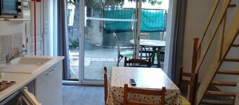 Studio avec mezzanine tout prĂȘt du port, avec jardin