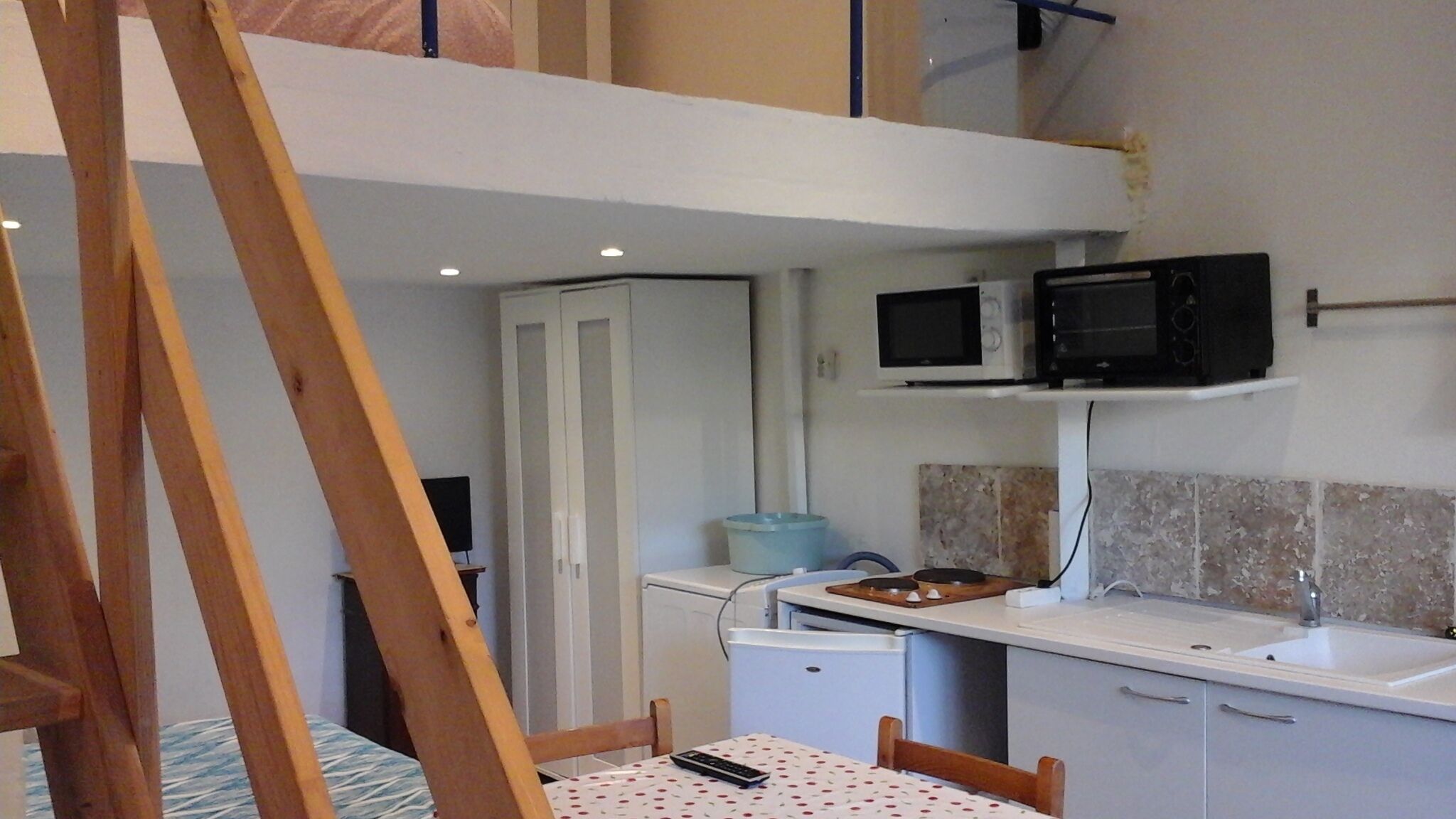 Studio with mezzanine very close to the port, with garden