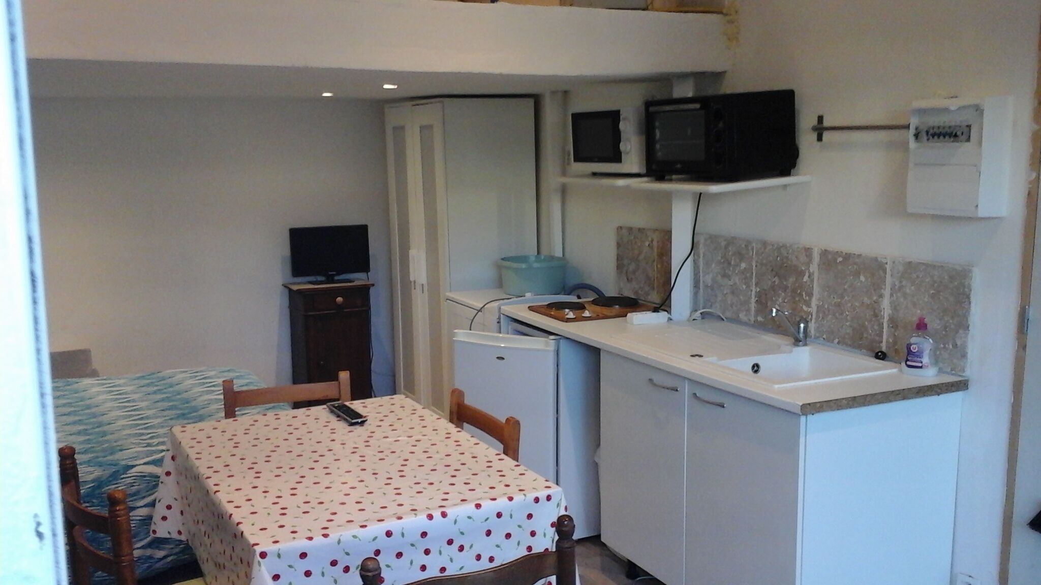 Studio with mezzanine very close to the port, with garden