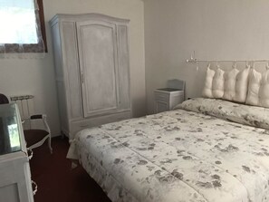 1 chambre, fer et planche à repasser, Wi-Fi, literie fournie