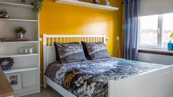 3 bedrooms, travel crib, free WiFi, bed sheets