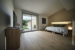 4 bedrooms, iron/ironing board, travel cot, free WiFi