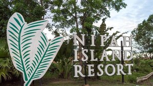 Placa para o Nipah Island Resort com um grande desenho de folha.