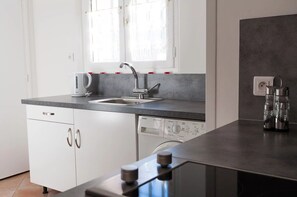 Een koelkast, een magnetron, een oven, een kookplaat
